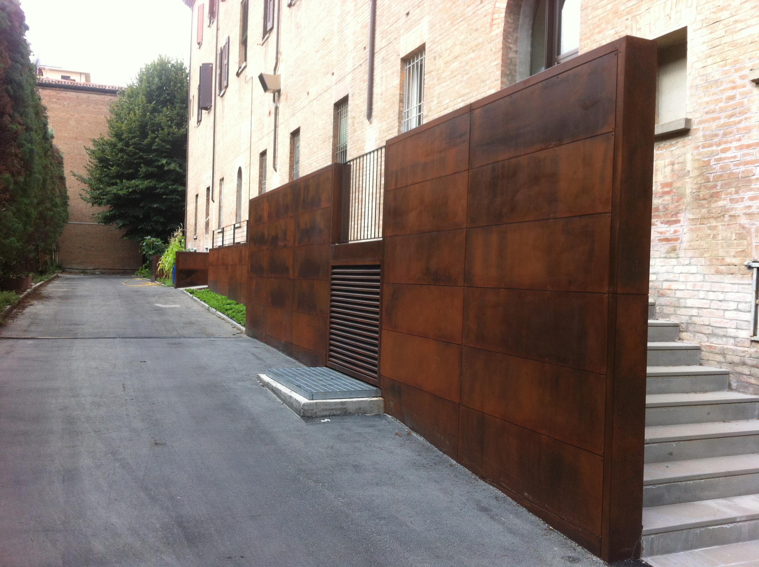 Struttura in acciaio Corten a Parma - fioriere e arredi outdoor Lucani